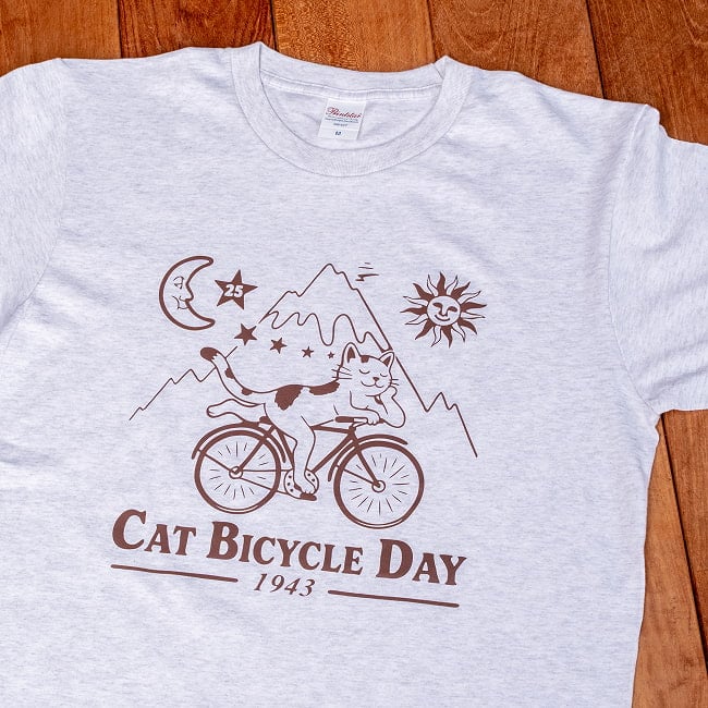 Cat Bicycle Day 夢心地の猫が自転車でゆく 猫柄 半袖Tシャツ|自転車に乗るネコ サイケデリック アート カウンターカルチャー ユニセックス 5.6oz 綿100%の選択用写真