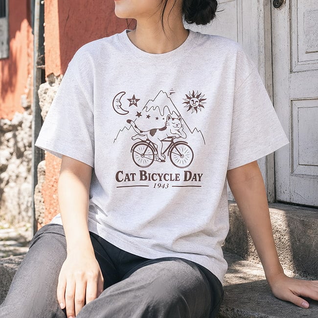 Cat Bicycle Day 夢心地の猫が自転車でゆく 猫柄 半袖Tシャツ|自転車に乗るネコ サイケデリック アート カウンターカルチャー ユニセックス 5.6oz 綿100% 2 - オートミールは杢グレー感がありやさしい印象