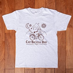 Cat Bicycle Day 夢心地の猫が自転車でゆく  猫柄　半袖Tシャツ｜自転車に乗るネコ サイケデリック　アート カウンターカルチャー ユニセックス 5.6oz 綿100％ - サブ3