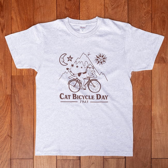 Cat Bicycle Day 夢心地の猫が自転車でゆく 猫柄 半袖Tシャツ|自転車に乗るネコ サイケデリック アート カウンターカルチャー ユニセックス 5.6oz 綿100% 3 - 全体写真です