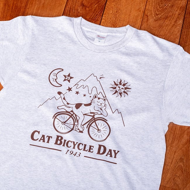 Cat Bicycle Day 夢心地の猫が自転車でゆく 猫柄 半袖Tシャツ|自転車に乗るネコ サイケデリック アート カウンターカルチャー ユニセックス 5.6oz 綿100% 5 - 分かる人には分かるデザインです