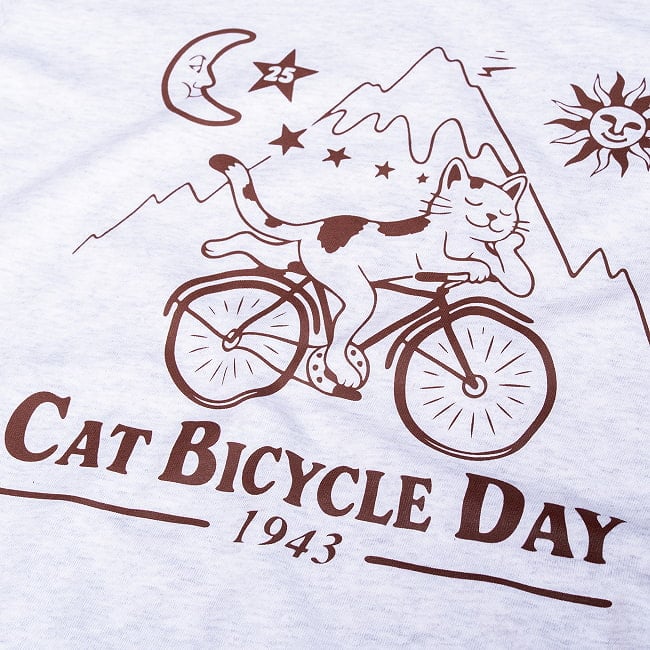 Cat Bicycle Day 夢心地の猫が自転車でゆく 猫柄 半袖Tシャツ|自転車に乗るネコ サイケデリック アート カウンターカルチャー ユニセックス 5.6oz 綿100% 6 - 拡大写真です