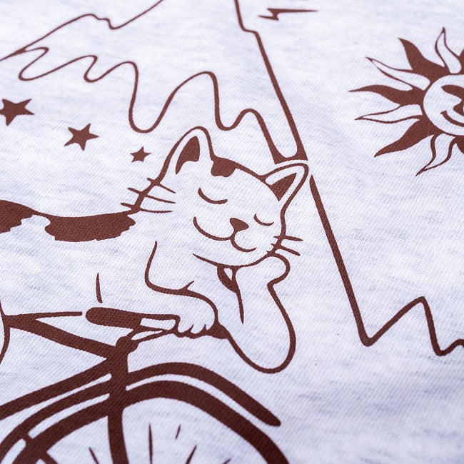 Cat Bicycle Day 夢心地の猫が自転車でゆく 猫柄 半袖Tシャツ|自転車に乗るネコ サイケデリック アート カウンターカルチャー ユニセックス 5.6oz 綿100% 7 - 猫が夢見心地