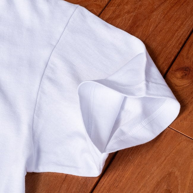 イドゥリ・プーナイ イドゥリ猫 半袖Tシャツ - ホワイト 5.6ozコットン　南インド料理と猫好きの方へ　タミル文字　バナナリーフ IDLI CAT 8 - 袖口の部分です