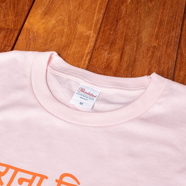 KIRANA BILLI インドの小さな商店 キラナショップの店番猫 5.6ozコットン 半袖Tシャツ 7 - 首元の部分です