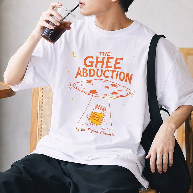 空飛ぶチャパティUFOと黄金のギー 半袖Tシャツ キノコシルエット 11 - ホワイトは明るい印象です