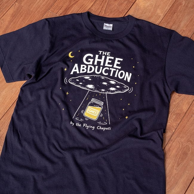 空飛ぶチャパティUFOと黄金のギー 半袖Tシャツ キノコシルエット 2 - ギーがビームでチャパティUFOに持ち上げられています