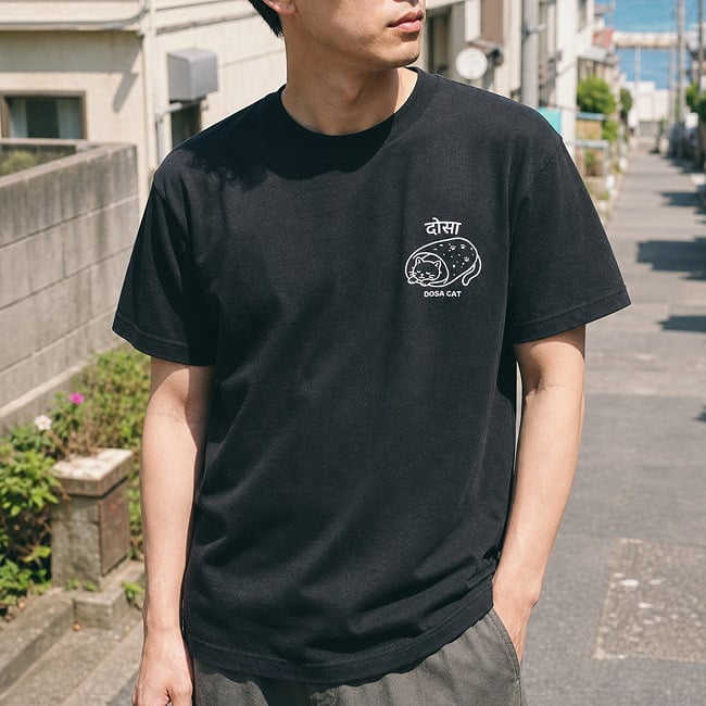 ドーサ布団に包まれて眠る猫 左胸ワンポイント 半袖Tシャツ 5.6oz 綿100% 10 - ユニセックスなので男性の方にも
