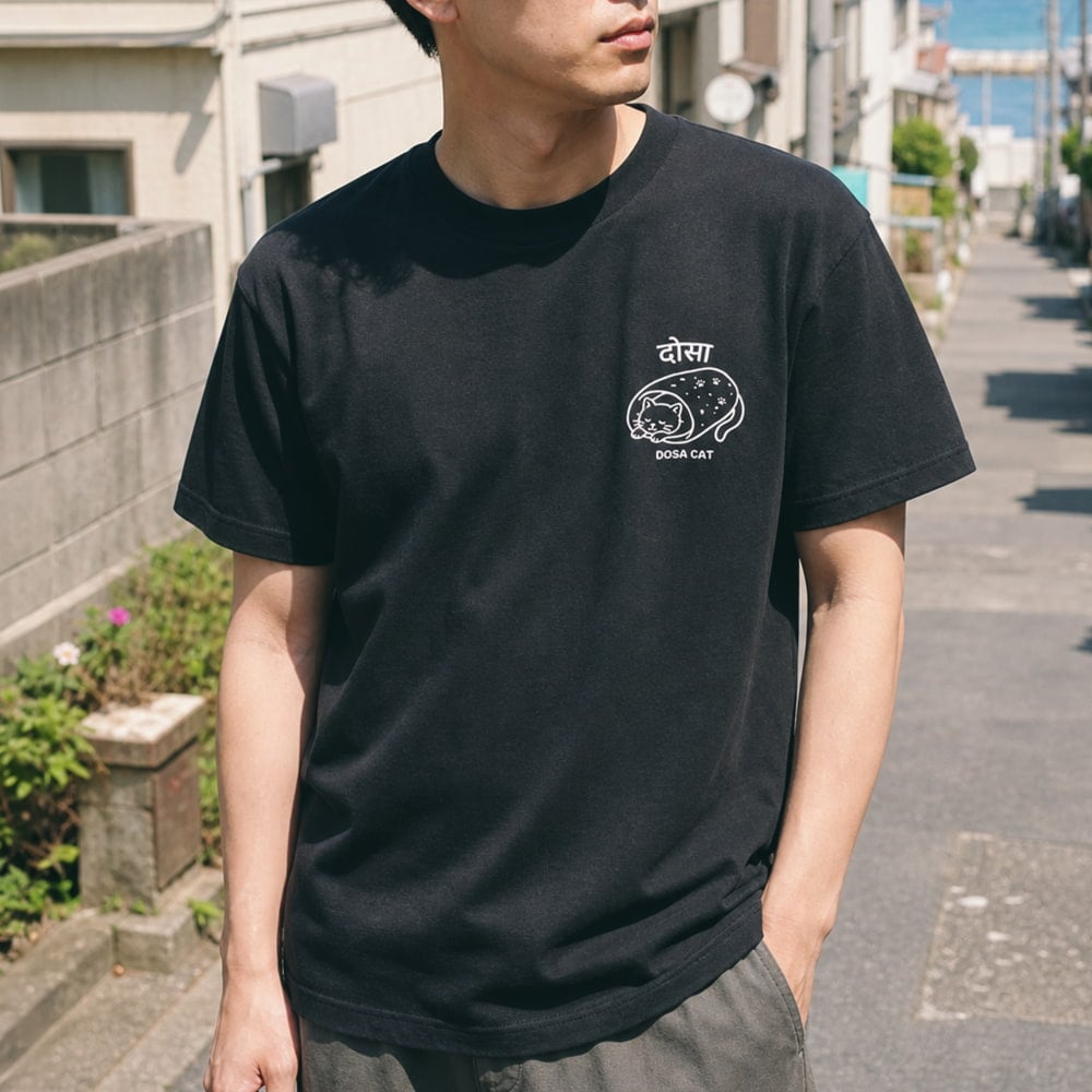 ドーサ布団に包まれて眠る猫 左胸ワンポイント　半袖Tシャツ　5.6oz 綿100％6枚目の説明写真です