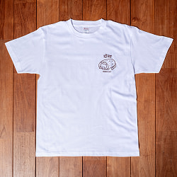 ドーサ布団に包まれて眠る猫 左胸ワンポイント　半袖Tシャツ　5.6oz 綿100％ - サブ2
