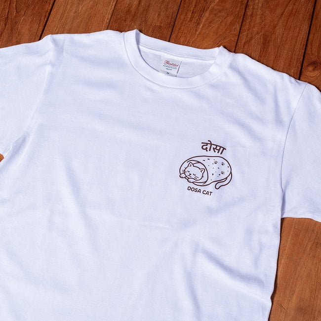 ドーサ布団に包まれて眠る猫 左胸ワンポイント 半袖Tシャツ 5.6oz 綿100% 4 - シーンを選ばずに着やすい左胸ワンポイント