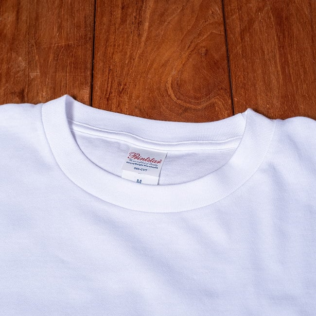 ドーサ布団に包まれて眠る猫 左胸ワンポイント 半袖Tシャツ 5.6oz 綿100% 6 - 首元の部分です