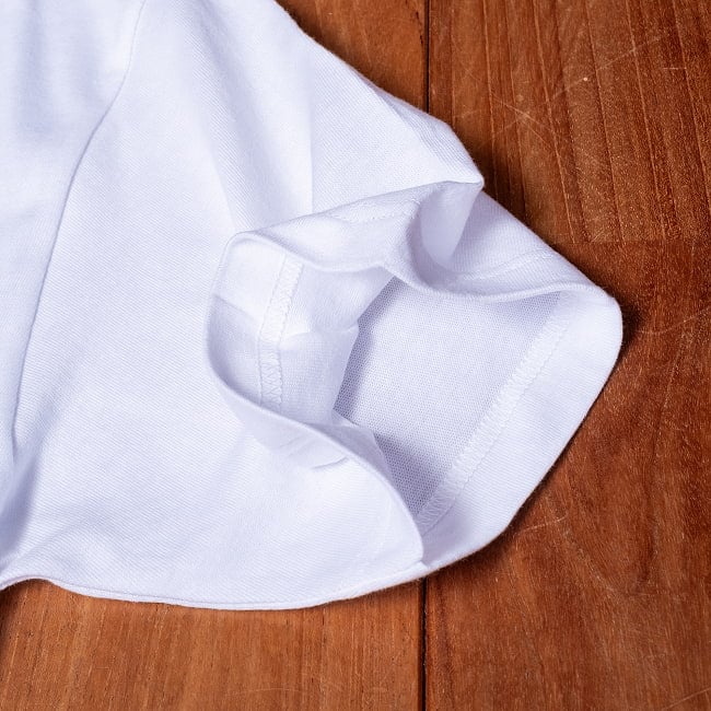 ドーサ布団に包まれて眠る猫 左胸ワンポイント 半袖Tシャツ 5.6oz 綿100% 7 - 袖口の写真です