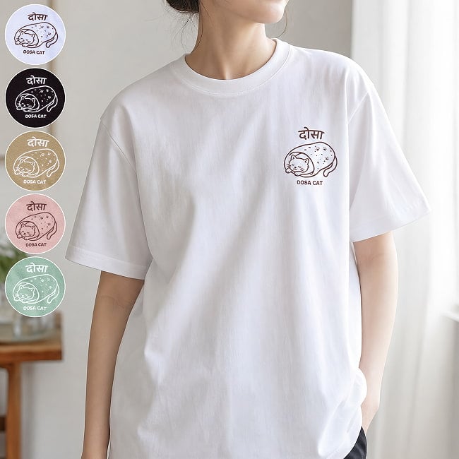 ドーサ布団に包まれて眠る猫 左胸ワンポイント 半袖Tシャツ 5.6oz 綿100%の写真