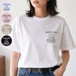 ナマステ猫 Namaste Neko インド式のごあいさつ　左胸ワンポイント　半袖Tシャツ　5.6oz 綿100％ - メイン