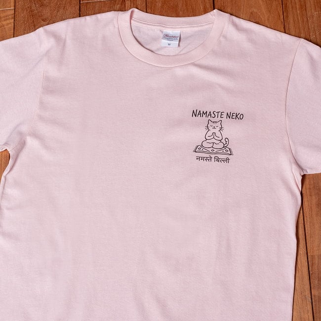 Namaste Neko　ナマステ猫　インド式のごあいさつ　左胸ワンポイント　半袖Tシャツ　5.6oz 綿100％ 12 - ライトピンク(プリント色：ブラック)