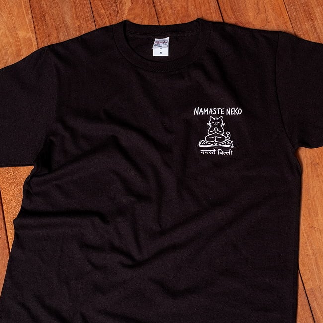Namaste Neko　ナマステ猫　インド式のごあいさつ　左胸ワンポイント　半袖Tシャツ　5.6oz 綿100％ 13 - ブラック(プリント色：ホワイト)
