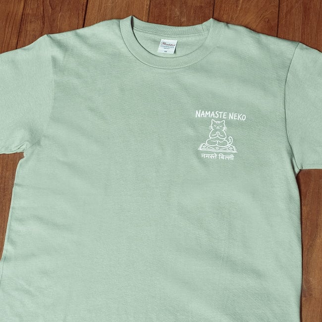 Namaste Neko　ナマステ猫　インド式のごあいさつ　左胸ワンポイント　半袖Tシャツ　5.6oz 綿100％ 14 - ライトセージ(プリント色：ホワイト)