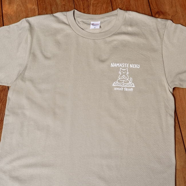 Namaste Neko　ナマステ猫　インド式のごあいさつ　左胸ワンポイント　半袖Tシャツ　5.6oz 綿100％ 15 - シルバーグレー(プリント色：ホワイト)