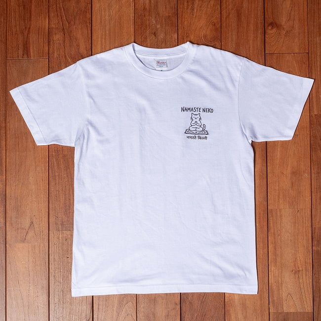Namaste Neko　ナマステ猫　インド式のごあいさつ　左胸ワンポイント　半袖Tシャツ　5.6oz 綿100％ 2 - 全体写真です