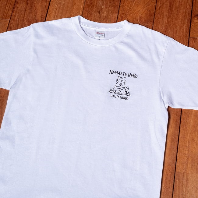 Namaste Neko　ナマステ猫　インド式のごあいさつ　左胸ワンポイント　半袖Tシャツ　5.6oz 綿100％ 4 - シンプルなデザインです