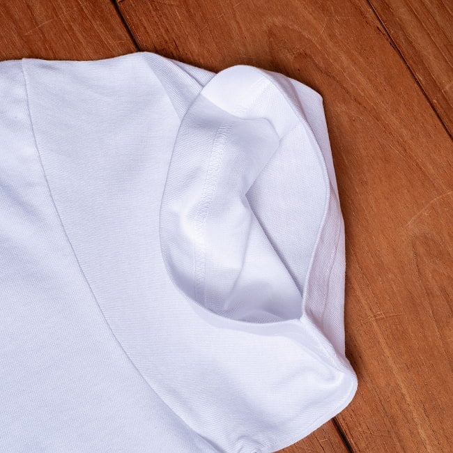 Namaste Neko　ナマステ猫　インド式のごあいさつ　左胸ワンポイント　半袖Tシャツ　5.6oz 綿100％ 6 - 袖口の写真です