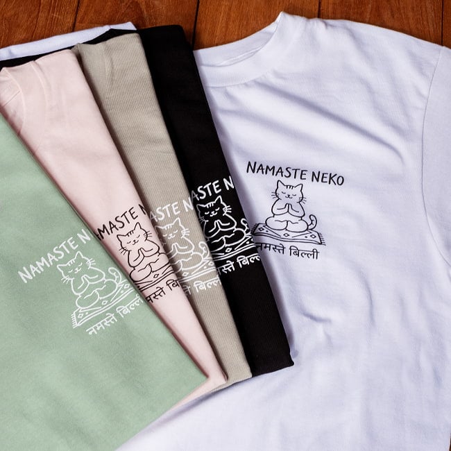 Namaste Neko　ナマステ猫　インド式のごあいさつ　左胸ワンポイント　半袖Tシャツ　5.6oz 綿100％ 9 - どちらのカラーもオススメです