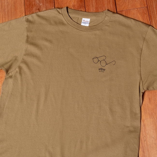 ガンジーメガネとアヒンサー　眼鏡だけで、誰だか分かる。　　左胸ワンポイント　半袖Tシャツ　5.6oz 綿100％ 12 - コヨーテ(プリント色：ブラック)