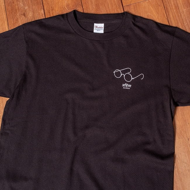 ガンジーメガネとアヒンサー　眼鏡だけで、誰だか分かる。　　左胸ワンポイント　半袖Tシャツ　5.6oz 綿100％ 13 - ブラック(プリント色：ホワイト)