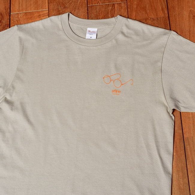 ガンジーメガネとアヒンサー　眼鏡だけで、誰だか分かる。　　左胸ワンポイント　半袖Tシャツ　5.6oz 綿100％ 15 - シルバーグレー(プリント色：オレンジ)
