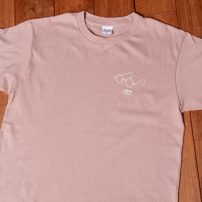 ガンジーメガネとアヒンサー　眼鏡だけで、誰だか分かる。　　左胸ワンポイント　半袖Tシャツ　5.6oz 綿100％ 16 - ダスティピンク(プリント色：ホワイト)