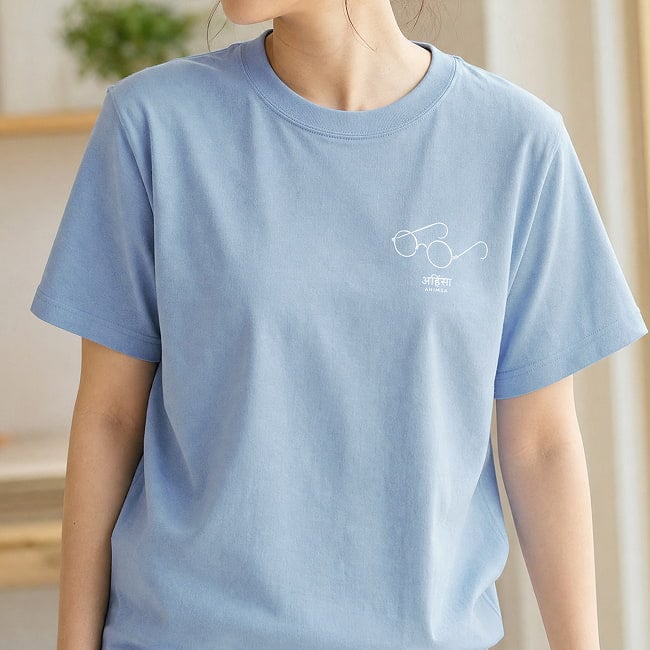ガンジーメガネとアヒンサー　眼鏡だけで、誰だか分かる。　　左胸ワンポイント　半袖Tシャツ　5.6oz 綿100％ 2 - ミニマルなデザインです