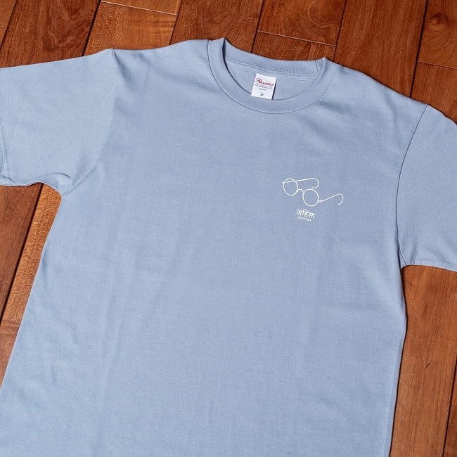 ガンジーメガネとアヒンサー　眼鏡だけで、誰だか分かる。　　左胸ワンポイント　半袖Tシャツ　5.6oz 綿100％ 3 - 別の角度から