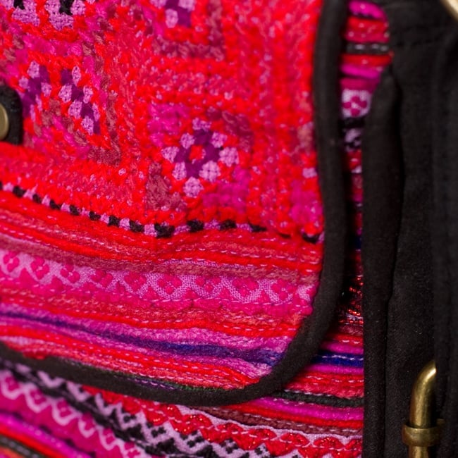 モン族刺繍の縦型ショルダーバッグ 5 - 一部分を拡大しました