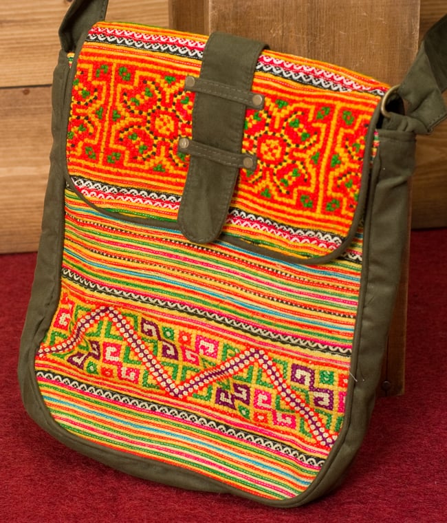 モン族刺繍の縦型ショルダーバッグ 2 - 全体写真です
