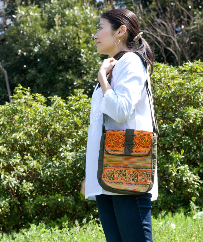 モン族刺繍の縦型ショルダーバッグの写真