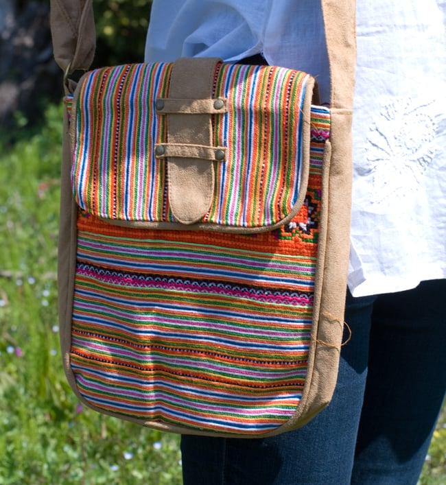 モン族刺繍の縦型ショルダーバッグ 4 - 太陽光のもと、アップにしました