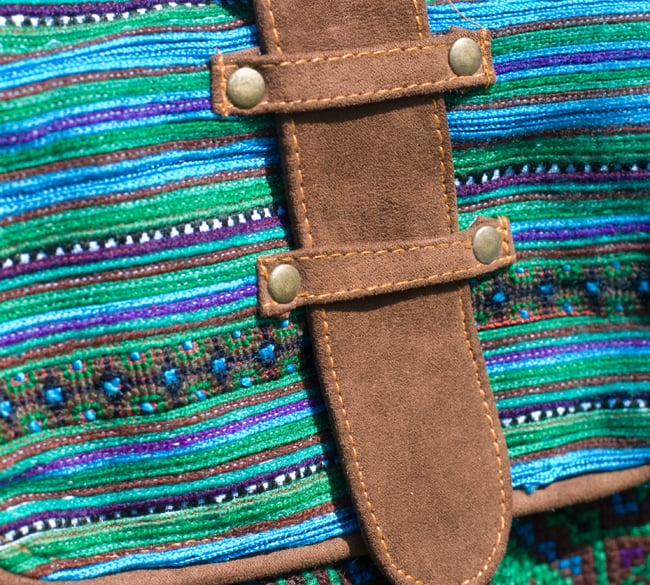 モン族刺繍の縦型ショルダーバッグ 6 - 丈夫にしなければいけない部分には合皮が使われています