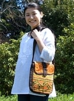 [一点もの]モン族刺繍の縦型ショルダーバッグの商品写真