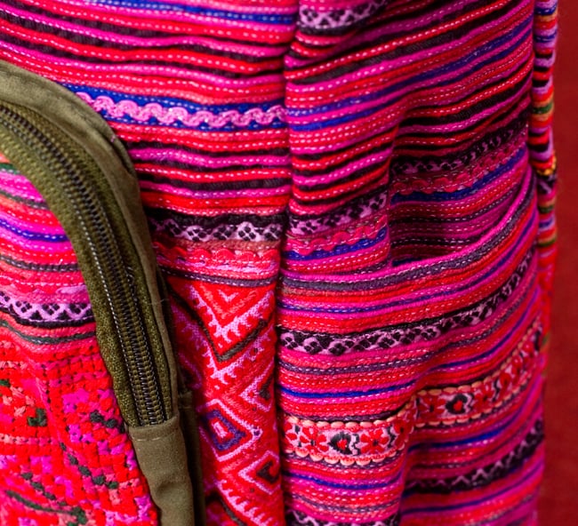 モン族刺繍のボストンバッグ-赤系刺繍 6 - 丈夫にしなければいけない部分には合皮が使われています