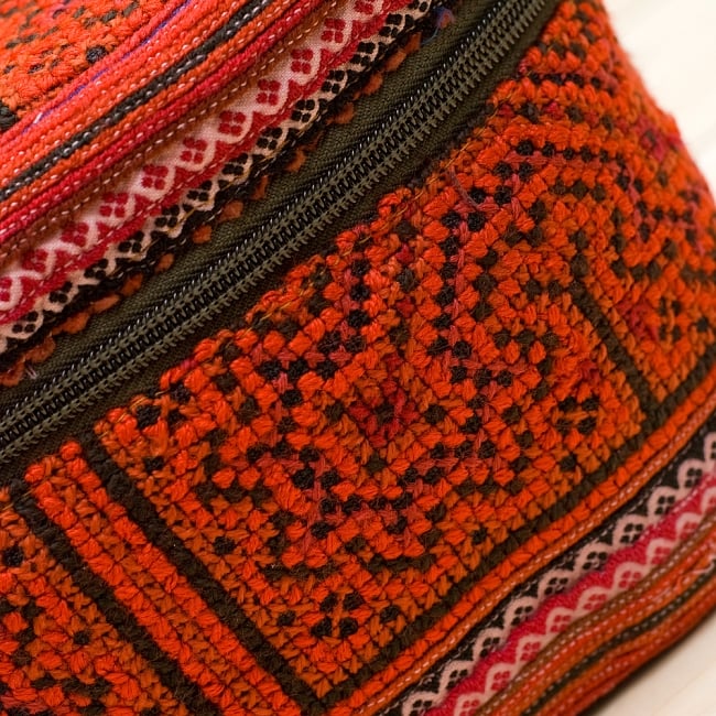 モン族刺繍のメイクボックス-　赤系アソート 3 - 刺繍のアップです。