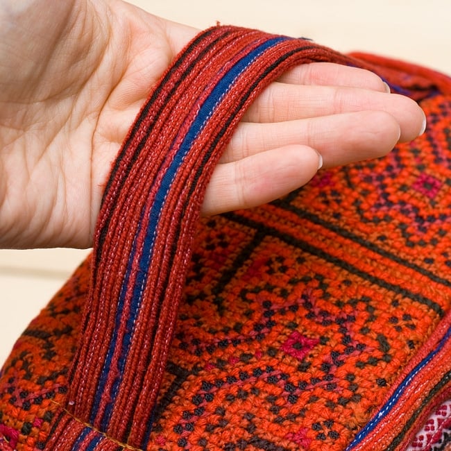 モン族刺繍のメイクボックス-　赤系アソート 5 - 持ち手部分もしっかり刺繍で可愛いです！