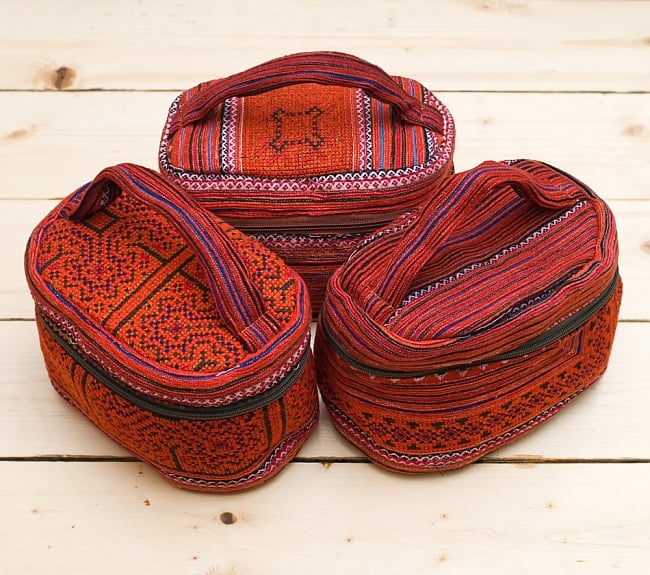 モン族刺繍のメイクボックス-　赤系アソート 9 - アソート例です。1点1点手作りの為デザイン等が若干異なります。