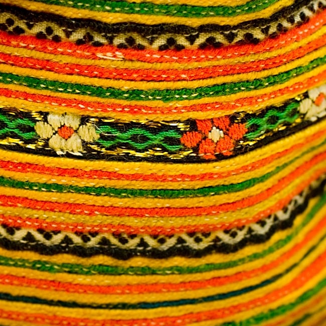 モン族刺繍スタッズショルダーバック-　オレンジ×茶系アソート 3 - 刺繍のアップです。