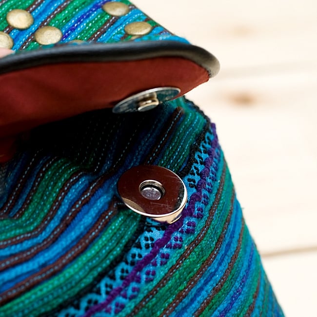 モン族刺繍スタッズショルダーバック-　ブルー系アソート 8 - マグネットもついていて安心ですね！