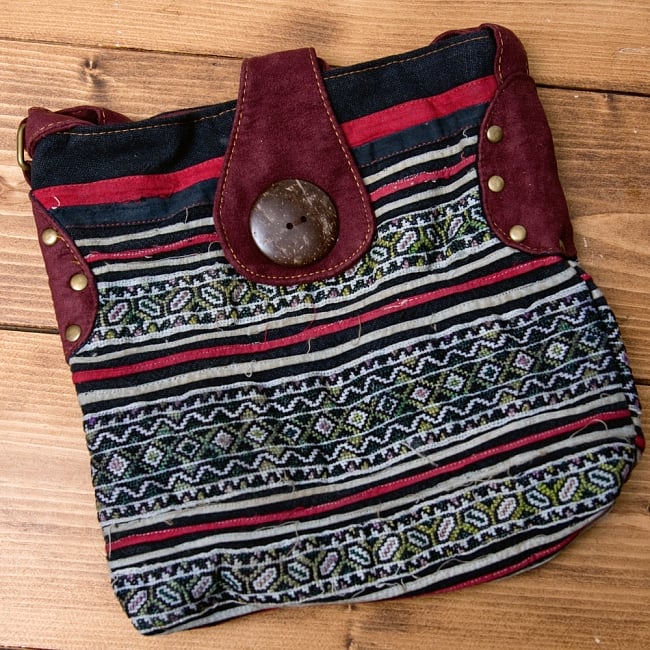 モン族刺繍のショルダーバッグ【えんじ】 10 - こちらは選択項目Bのデザインです。