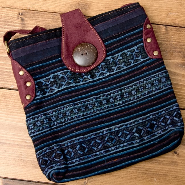 モン族刺繍のショルダーバッグ【えんじ】 11 - こちらは選択項目Cのデザインです。