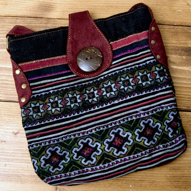モン族刺繍のショルダーバッグ【えんじ】 12 - こちらは選択項目Dのデザインです。