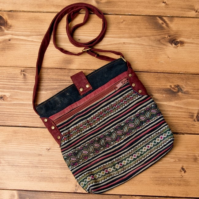 モン族刺繍のショルダーバッグ【えんじ】 2 - 裏面にもしっかり刺繍が施されています。