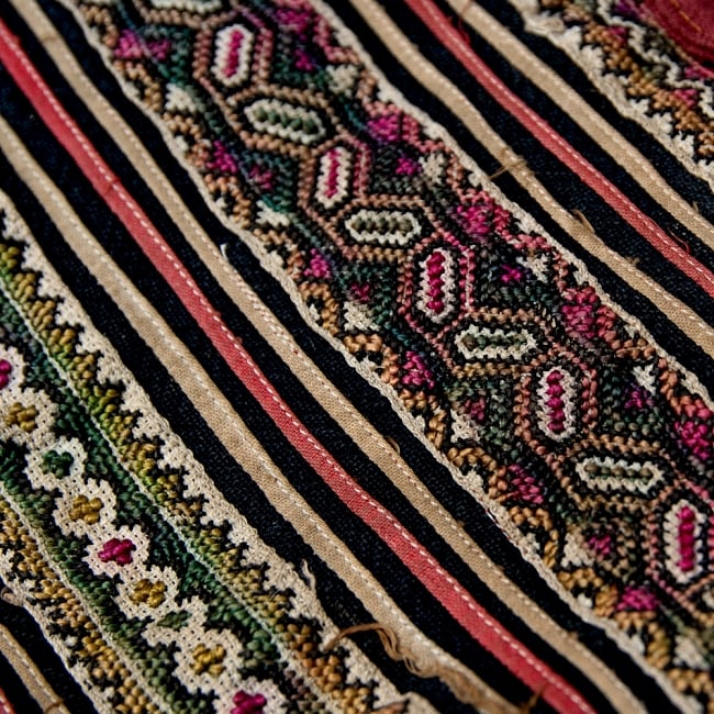 モン族刺繍のショルダーバッグ【えんじ】 3 - 刺繍部分をアップにしてみました。丁寧に編まれています。